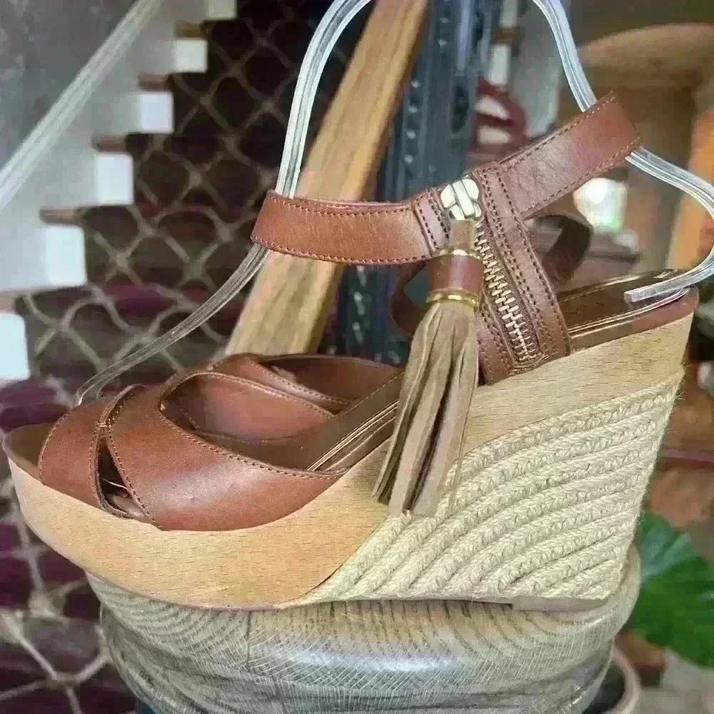 Lauren Ralph Lauren wedge 9.5.  4.5 m” heel. Leather upper great condition